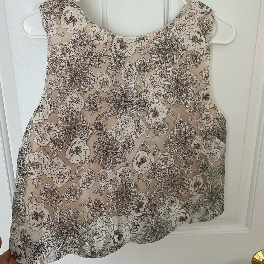 Scalloped floral crop top with button back